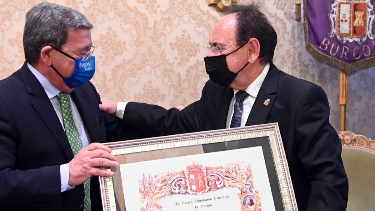 César Rico entregó a Guerra un reconocimiento por sus más de 35 años de dedicación a la Diputación. R. ORDÓÑEZ