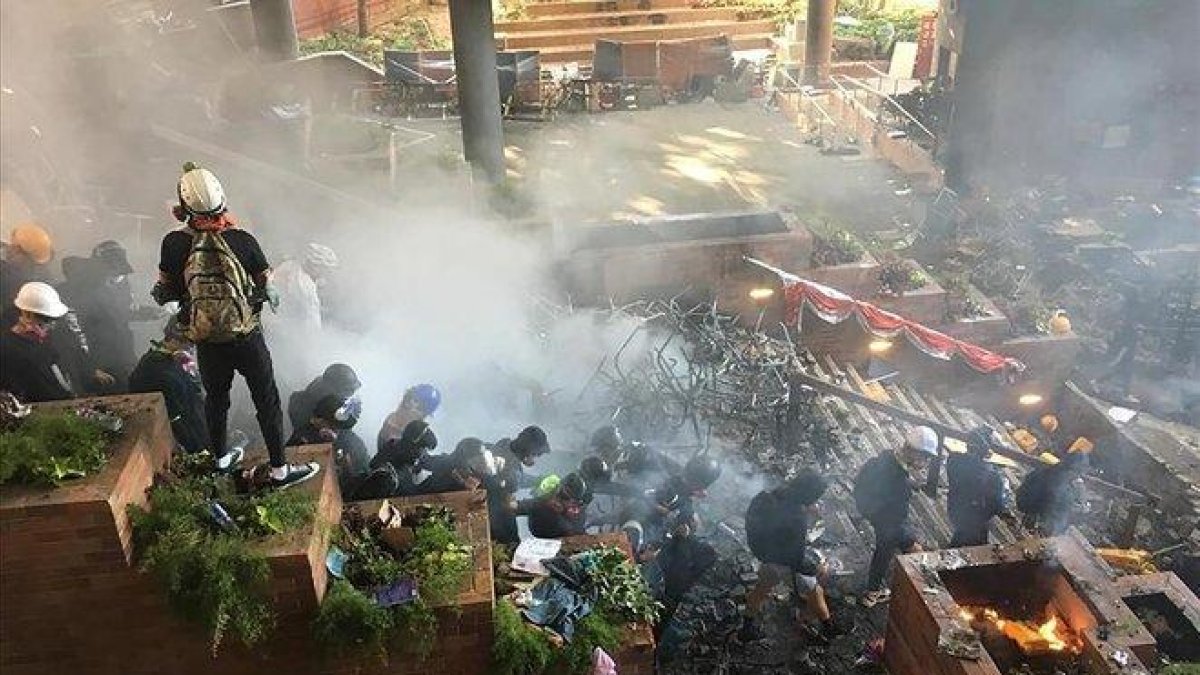 Manifestantes en la Universidad Politécnica de Hong Kong.-RAF WOBER (AP)