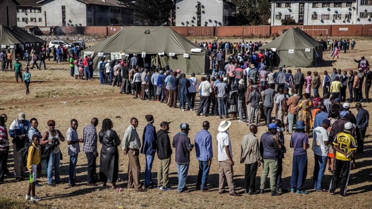Largas colas para votar en Zimbabue.-AFP/ LUIS TATO