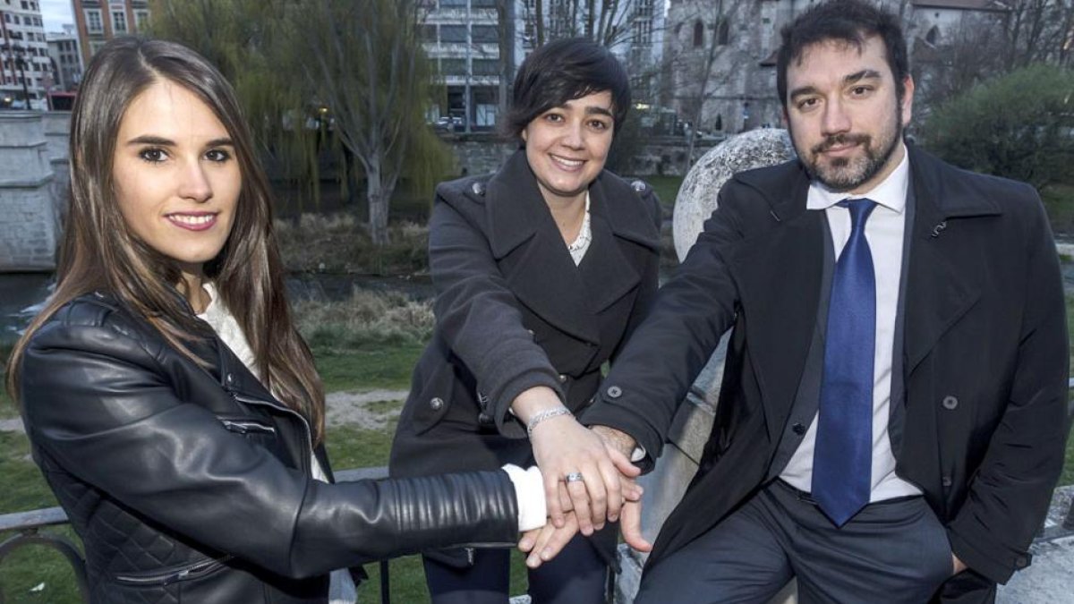 Beatriz Hortigüela, Sandra González y Santiago Cuesta han trabajado juntos en la divulgación científica de los nuevos materiales.-SANTI OTERO