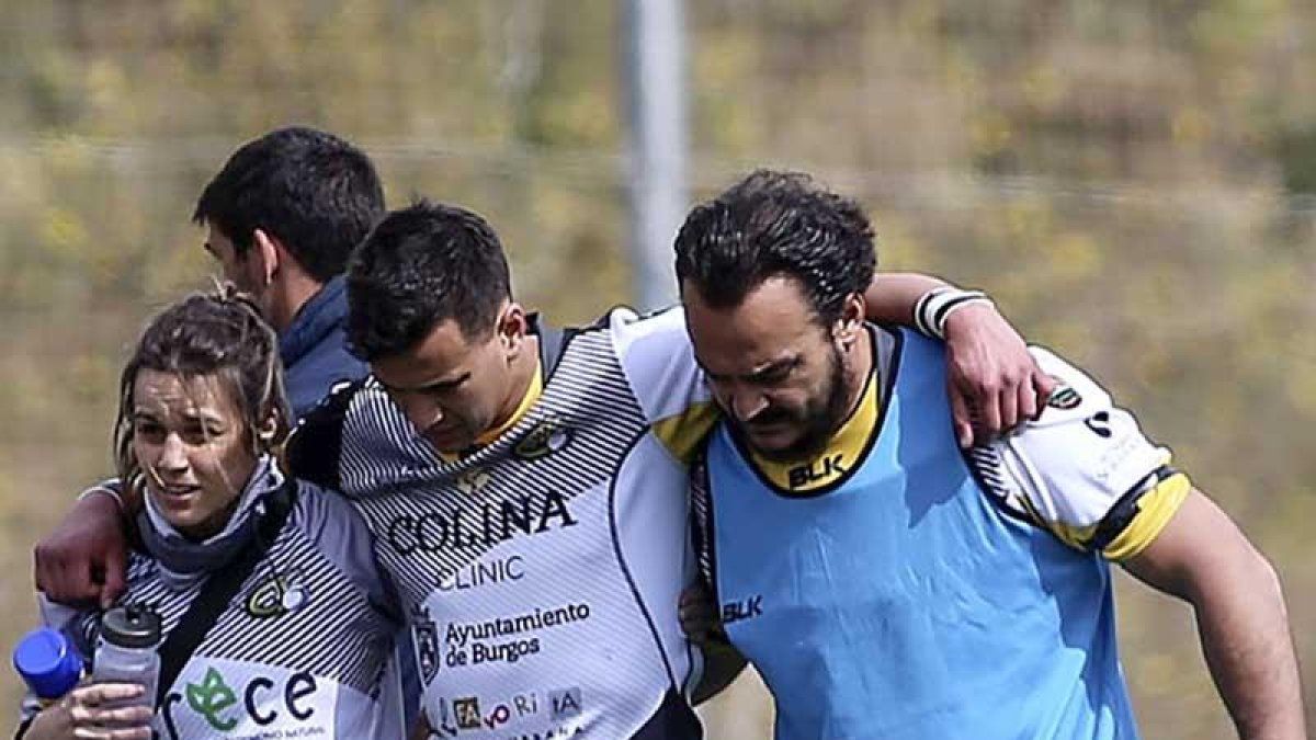 Doolan abandona el terreno de juego lesionado, el pasado 31 de marzo.-ECB