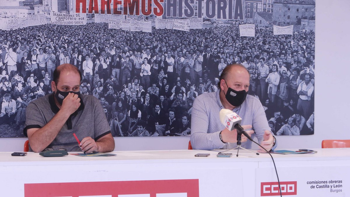 Chograni y Citores, durante la presentación del informe. RAÚL G. OCHOA