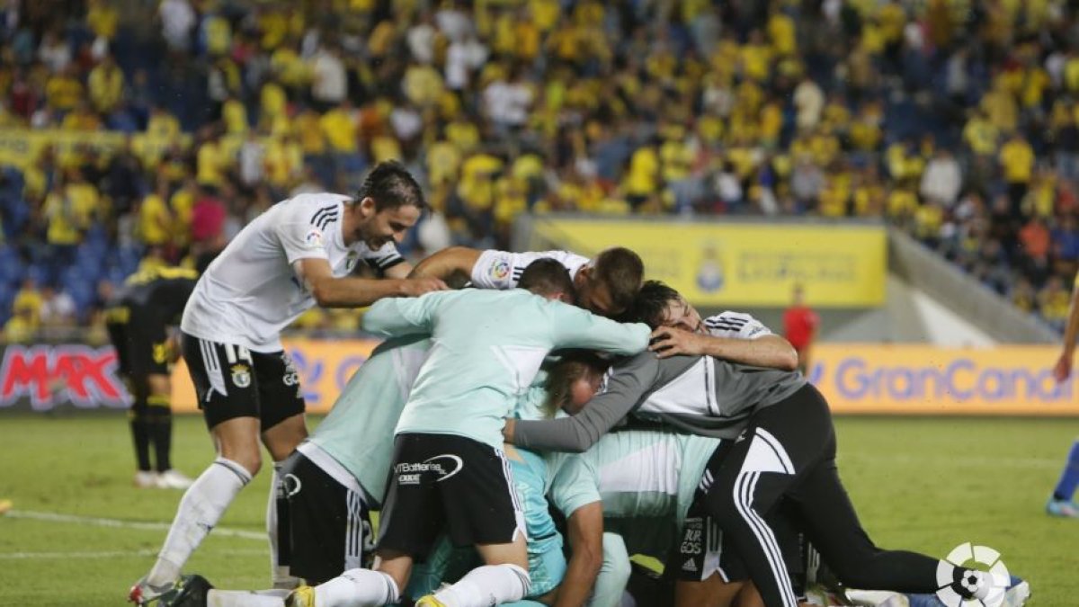 La plantilla blanquinegra celebra el segundo y definitivo tanto de la victoria. LALIGA