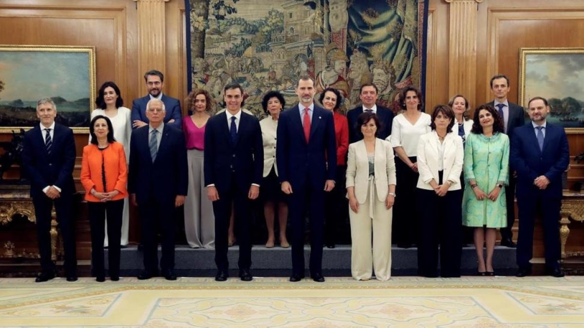 Los nuevos ministros acompañados del Rey Felipe VI y el presidente del Gobierno, Pedro Sánchez.-JJ GUILLEN (EFE)