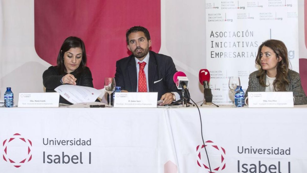 María Gordo, vocal de la asociación, Jaime Sanz, presidente de la asociación, y Ana Díez, vocal de la asociación, en la rueda de prensa que realizaron ayer en la sede de la Isabel I.-ISRAEL L. MURILLO