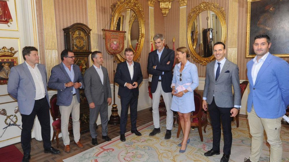 Javier Lacalle y Lorena de la Fuente, junto a la directiva del San Pablo, recibieron en el Ayuntamiento a los responsables de la ACB.-ISRAEL L. MURILLO