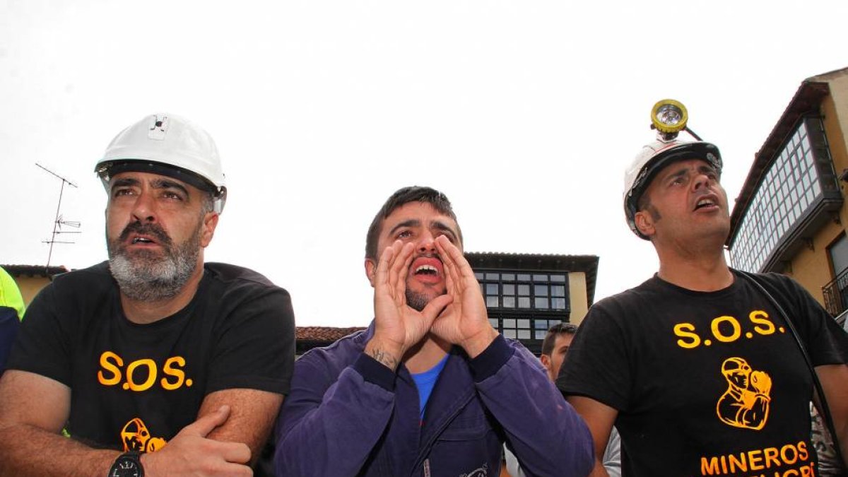 Un grupo de mineros protesta a la entrada del consistorio mientra se desarrolla el acto de investidura-Ical
