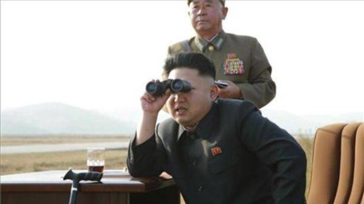 El líder norcoreano, Kim Jong-un, en una base aérea.-Foto: REUTERS