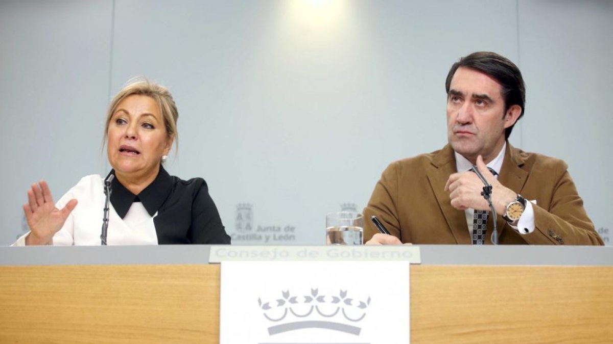 La vicepresidenta y portavoz, Rosa Valdeón, informa de los acuerdos alcanzados en el Consejo de Gobierno de Castilla y León junto al consejero de Fomento, Juan Carlos Quiñones-ICAL