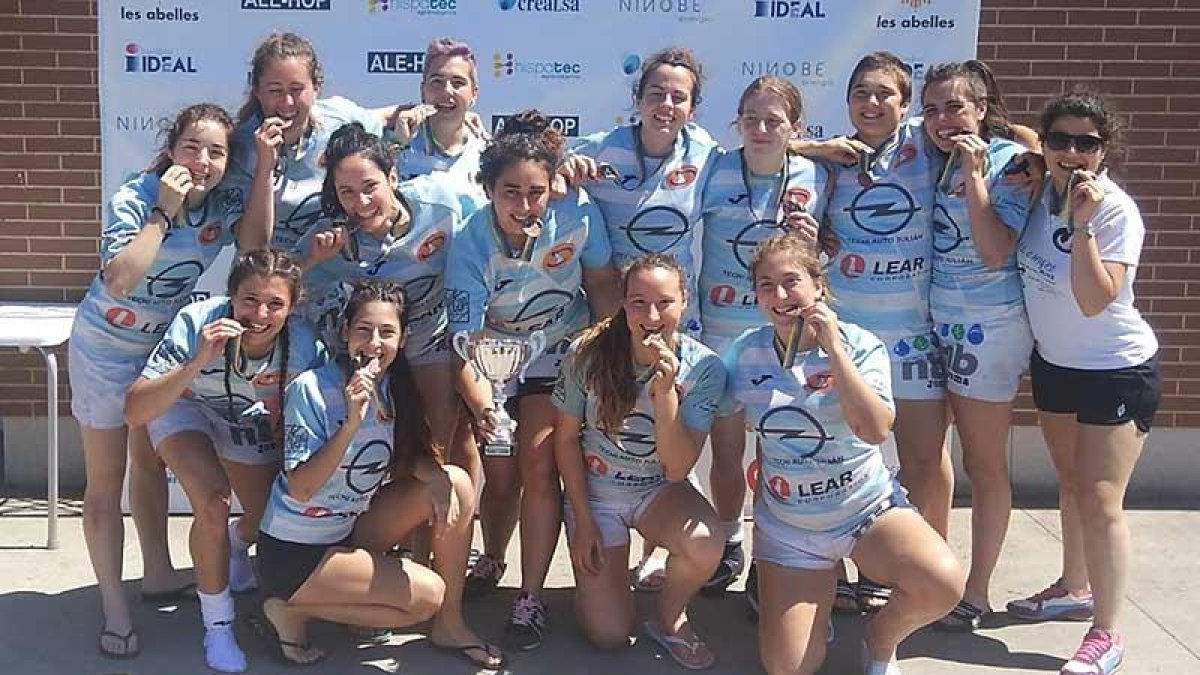 Las jugadoras del Opel Grupo Julián posan con sus trofeos, ayer, en Valencia.-ECB