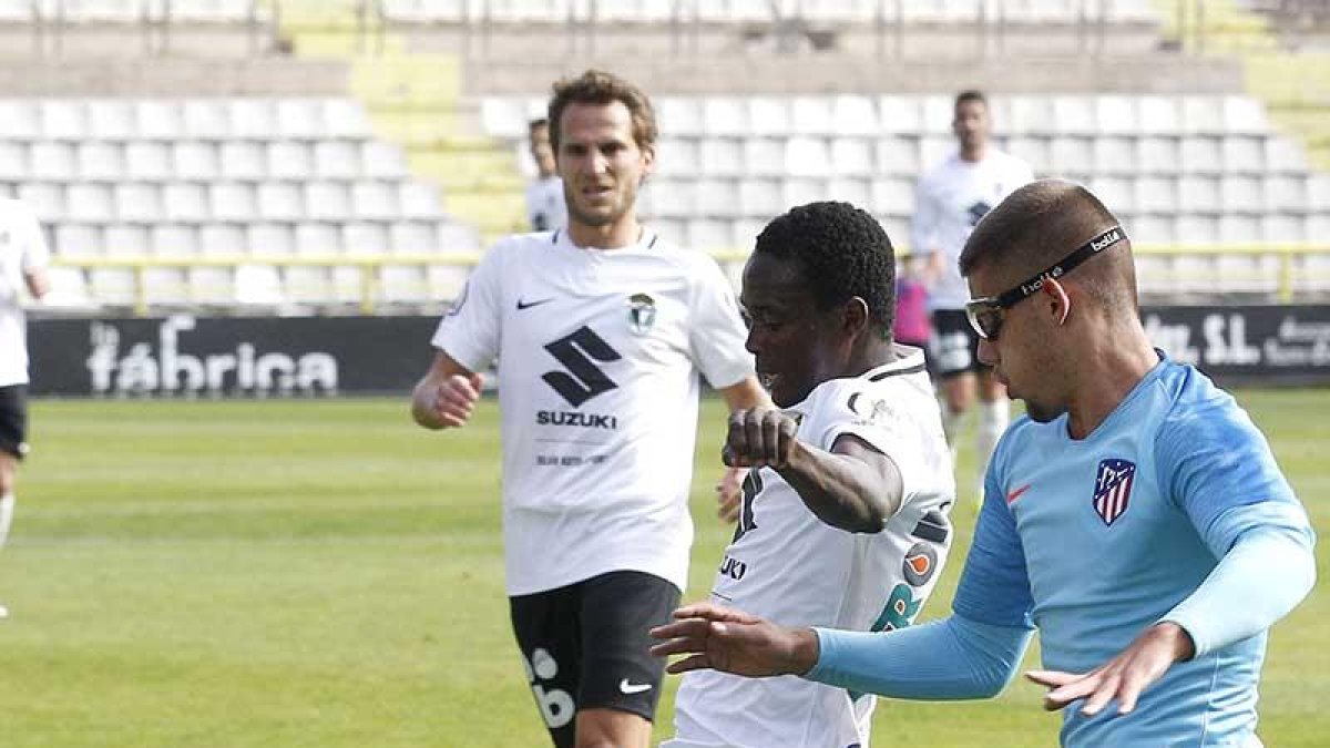 Yaw Annor pugna por un balón con un defensor del Atlético B-Santi Otero