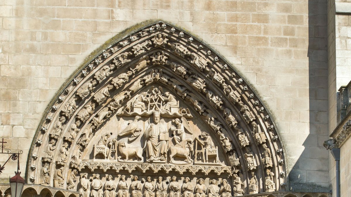 Un grupo de turistas espera para entrar en la Catedral de Burgos. TOMÁS ALONSO