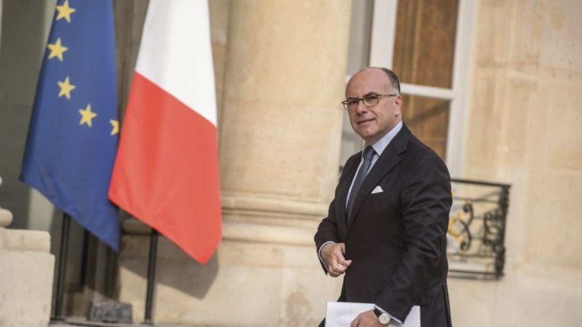 Bertrand Cazeneuve, a las puertas del Elíseo, el pasado verano.-EFE / CHRISTOPHE PETIT TESSON
