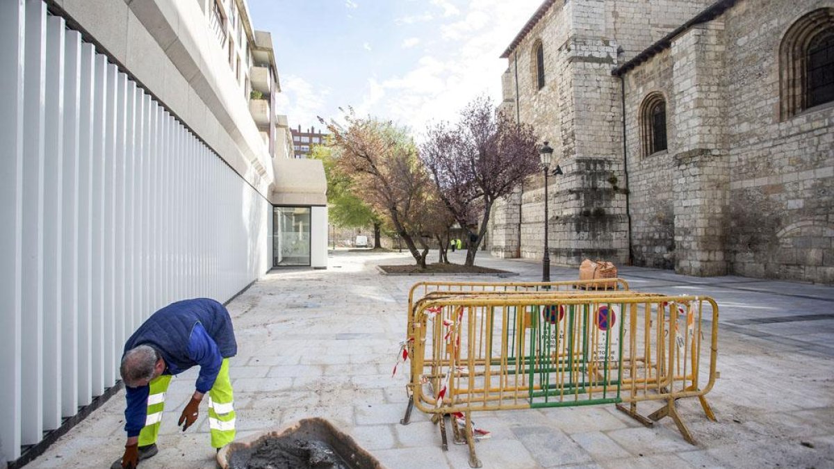 Un obrero remata algunos detalles de la reurbanización del pasaje.-SANTI OTERO