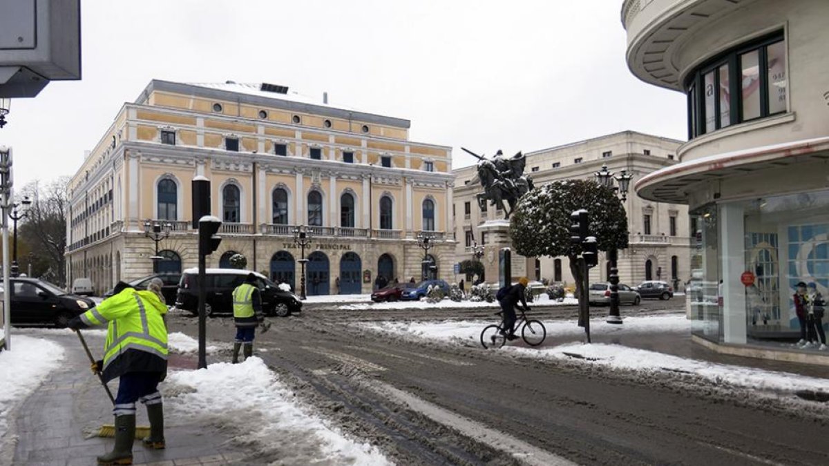 Situación de la Plaza del Cid pasadas las 9 de la mañana.-ALBERTO MARROQUÍN
