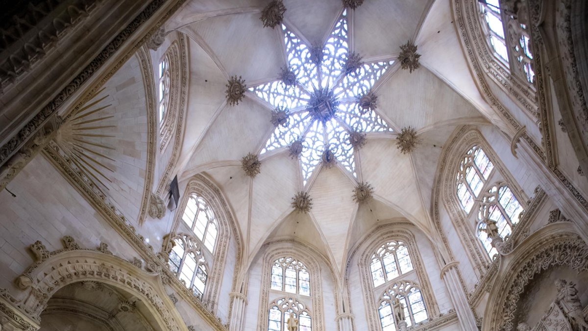 Turistas en el interior de la Catedral que se abrió  tras expirar el cierre perimetral de la región. SANTI OTERO