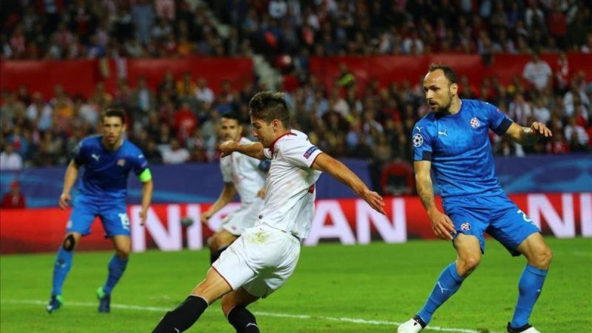 Luciano Vietto, en una jugada durante el Sevilla-Dinamo de Zagreb de Champions, el 2 de noviembre.-REUTERS / MARCELO DEL POZO