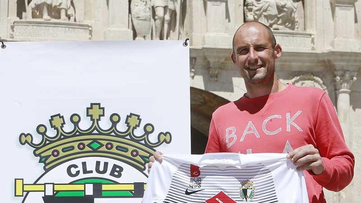 Mikel Saizar posa delante del Arco de Santa María.-RAÚL G. OCHOA