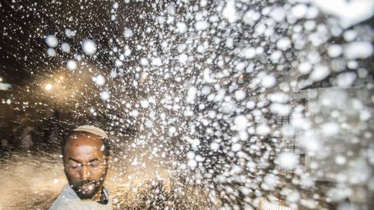 La policía de Israel utiliza cañones de agua para dispersar a los manifestantes israelís de origen etíope en Tel Aviv.-Foto: AFP / JACK GUEZ