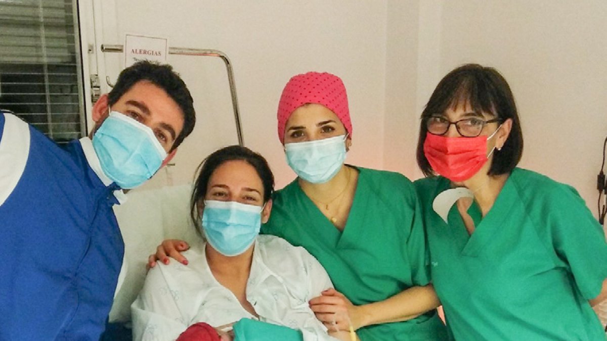 Personal del hospital junto a los padres del primer bebé del año en Aranda. ECB