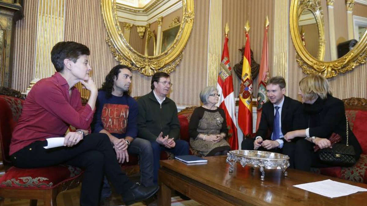 Miembros de la junta directiva de la asociación vecinal reunidos con el alcalde.-RAUL G. OCHOA