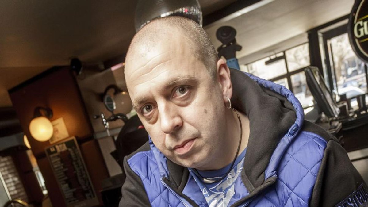 Jacho posa en el Bar La Rua, en la avenida Reyes Católicos.-SANTI OTERO