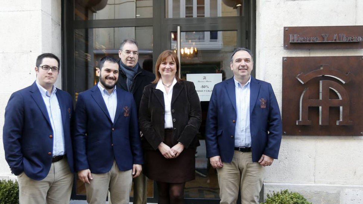 Hierro y Albero viste al cuerpo técnico. Hierro y Albero se suma a la lista de colaboradores del CB Tizona en la presente temporada como proveedor oficial de la ropa que viste al cuerpo técnico del primer equipo. Andreu Casadevall y sus colaboradores habi-RAÚL OCHOA