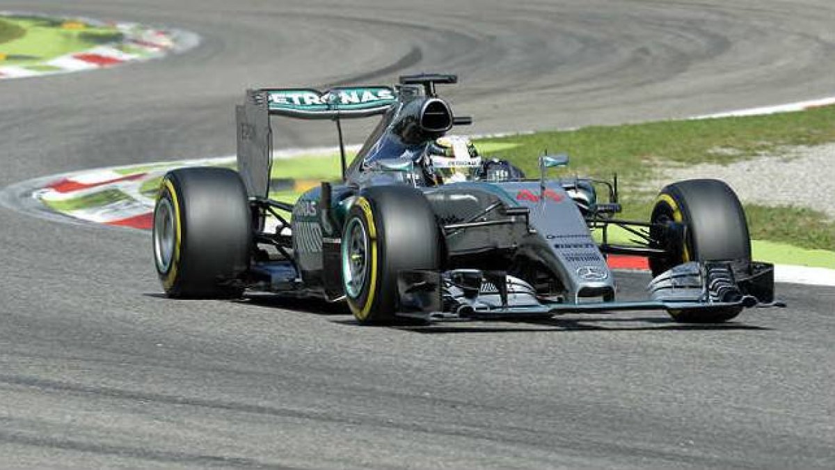 Lewis Hamilton pilotando en Monza.-AFP / ANDREAS SOLARO