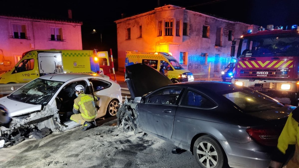 El choque entre los dos vehículos obligó a los bomberos a realizar trabajos de excarcelación. BOMBEROS