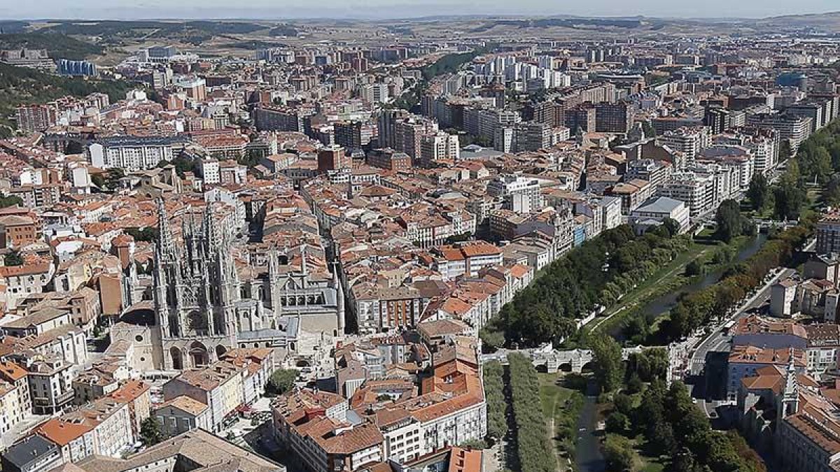 Vista aérea de ciudad, con el centro histórico en primer término.-RAÚL G. OCHOA