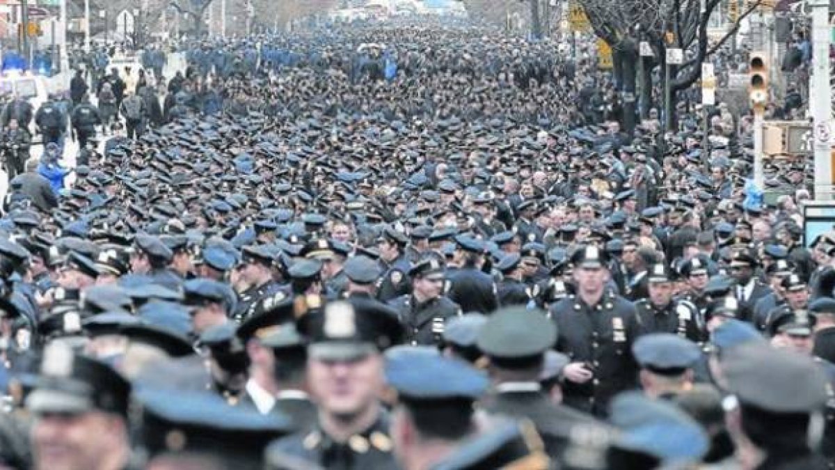 Sobrecogidos 8 Una multitud de policías llenar la calle 65 de Nueva York en el funeral de Wenjian Liu, uno de los agentes asesinados.-Foto: REUTERS / MIKE SEGAR