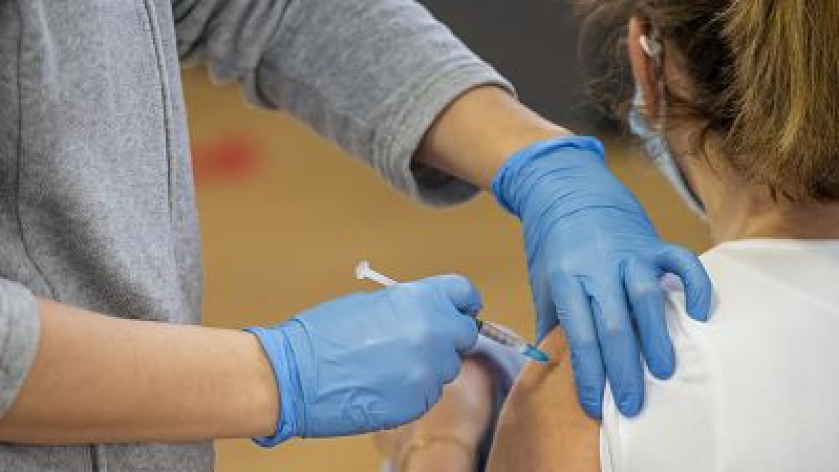 Una mujer recibe la dosis de vacuna contra el Covid. SANTI OTERO