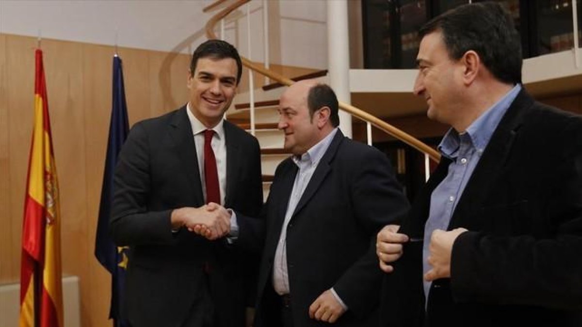 El líder del PSOE, Pedro Sánchez, se reunió el pasado sábado con el presidente del PNV, Andoni Ortuzar, y el portavoz peneuvista en el Congreso, Aitor Esteban.-JUAN MANUEL PRATS