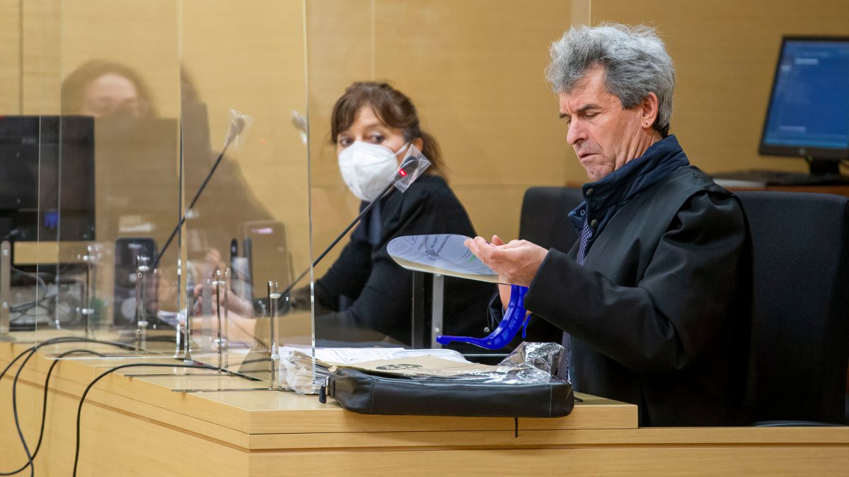 El abogado del asesino de Silvia Plaza, Gabriel Ruiz, durante la vista del recurso de apelación contra la sentencia dictada a su cliente. SANTI OTERO