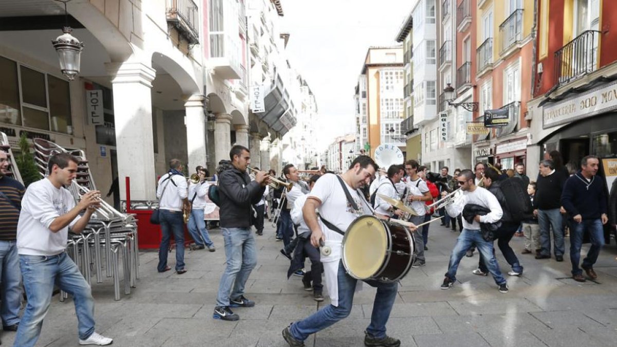 Las charangas pondrán la banda sonora a las calles del centro histórico el sábado a la hora del vermú.-Raúl Ochoa