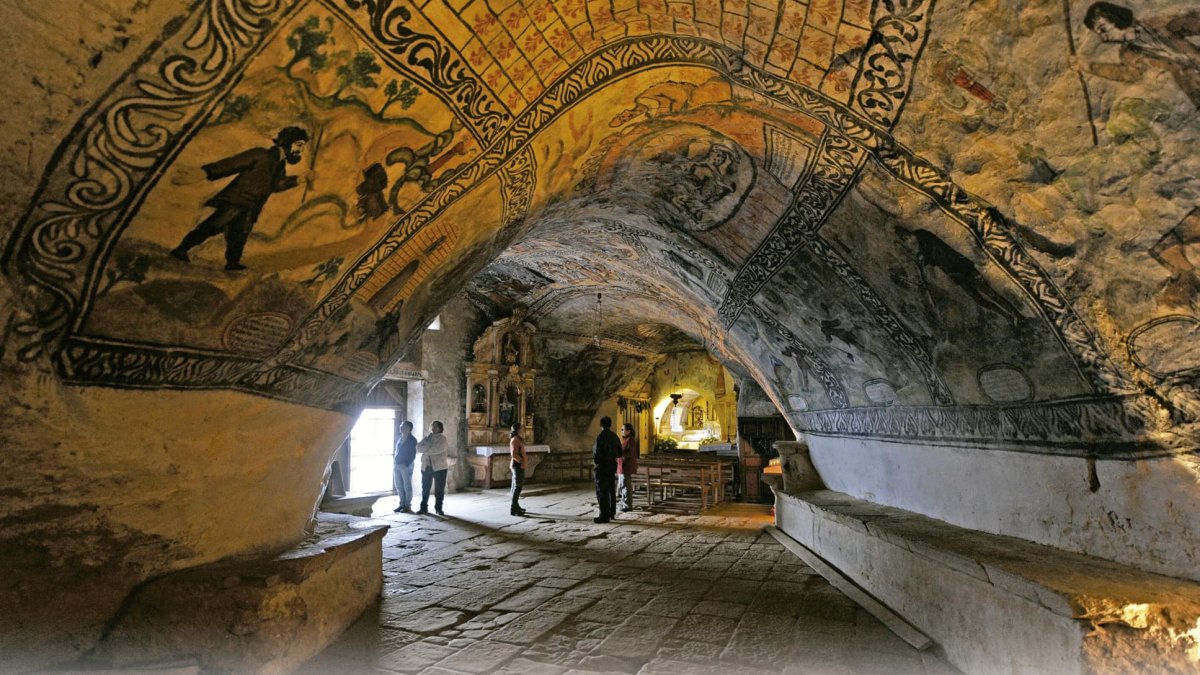La bóveda de la ermita está decorada con imágenes del martirio y los milagros de San Tirso, una capilla sixtina del arte cristiano rupestre. I. L. MURILLO