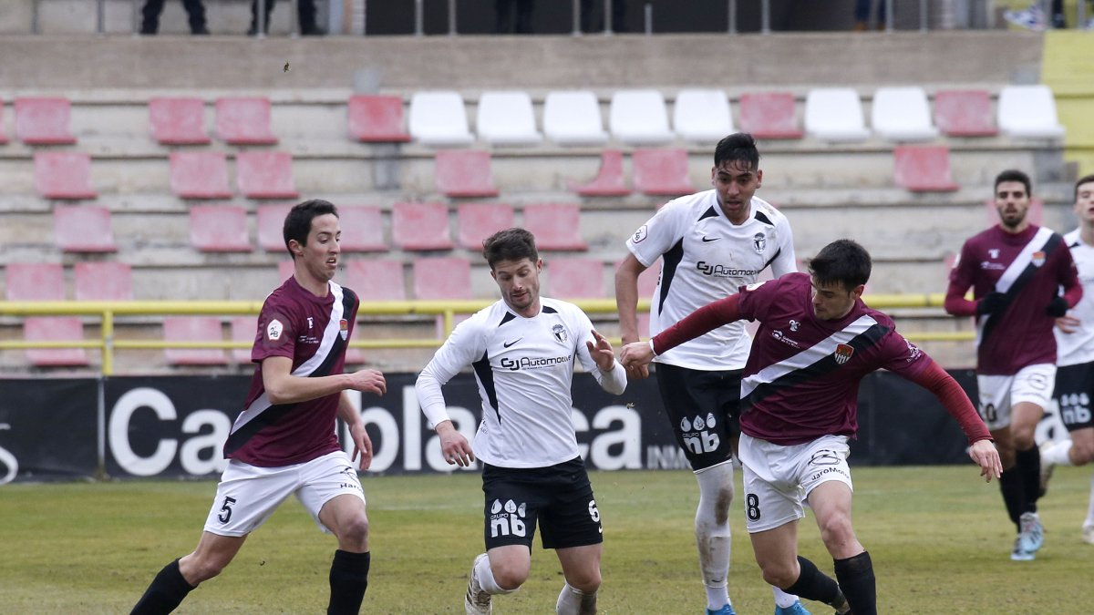 Indiano pugna por un balón con un rival en El Plantío. ISRAEL L. MURILLO