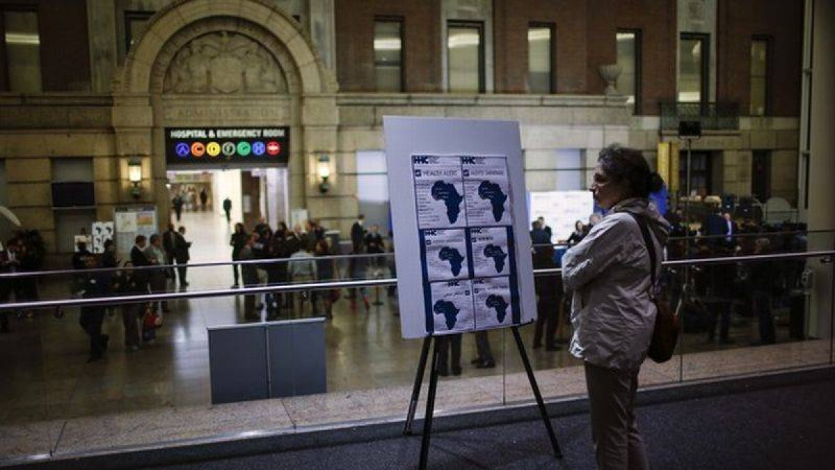 Una mujer ante un cartel con información sobre el ébola en el Hospital Bellevue de Nueva York donde está incresado el doctor Craig Spencer.-Foto: REUTERS / EDUARDO MUÑOZ