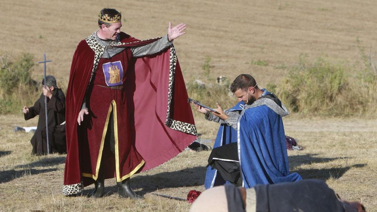 El momento de la rendición en la que el rey de Navarra entrega la espadal al rey de Castilla.-RAÚL G. OCHOA
