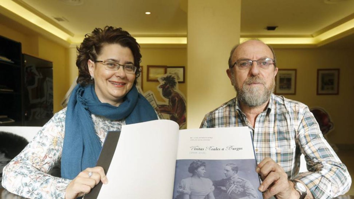 María José Zaparaín y Carlos Sainz Varona muestran a su ‘criatura’.-Raúl Ochoa