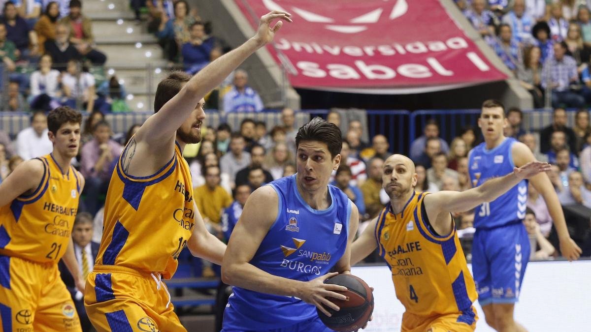Huskic postea ante el jugador del Gran Canaria Balvin.-SANTI OTERO