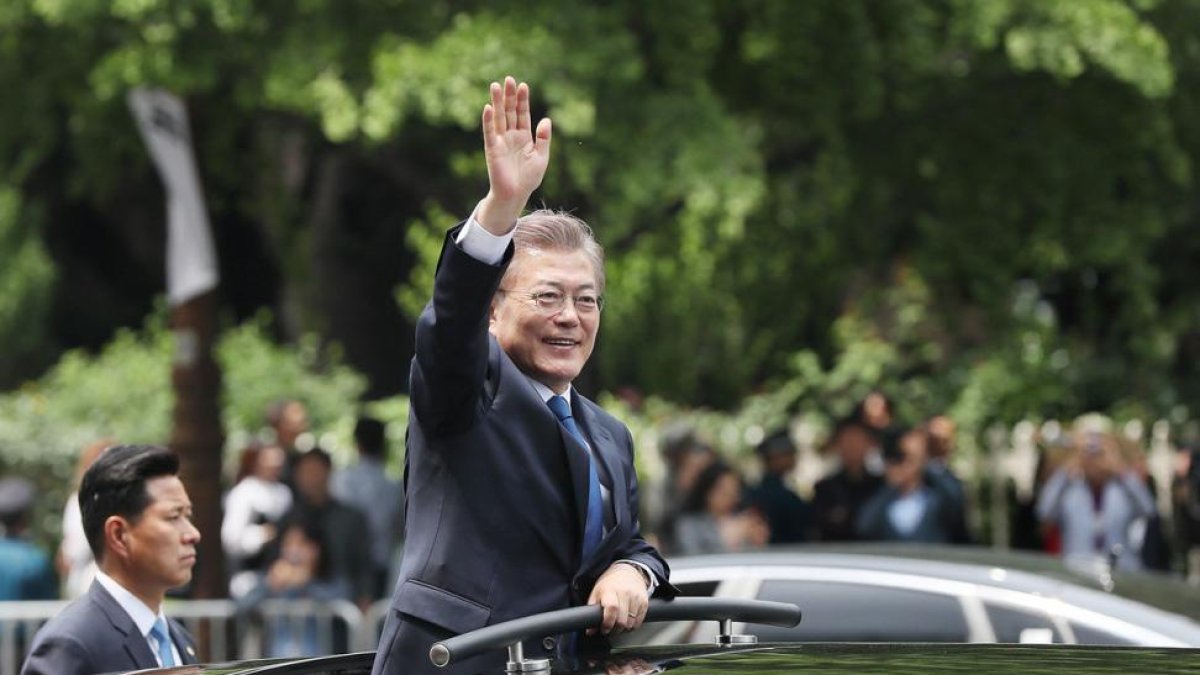Moon Jae-in saluda tras la toma de posesión como nuevo presidente de Corea del Sur, en Seúl.-YONHAP