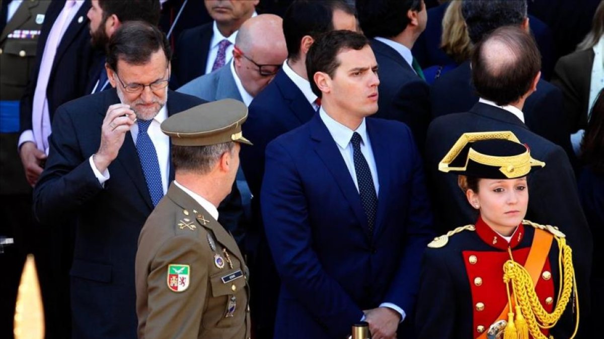 El presidente del Gobierno y del PP, Mariano Rajoy, junto al líder de Ciudadanos, Albert Rivera, en los actos del 2 de mayo en Madrid.-JUAN MANUEL PRATS