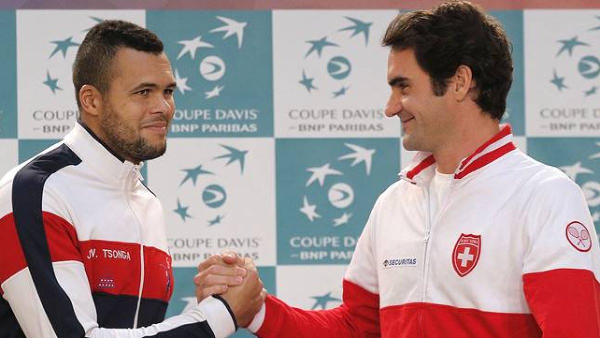 Roger Federer (derecha) y Jo-Wilfried Tsonga se saludan en la presentación de la Copa Davis, en Lille.-AGENCIAS