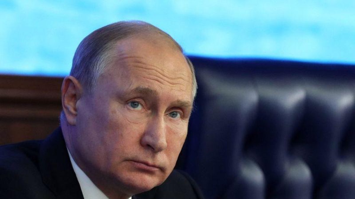 El presidente ruso Vladimir Putin durante una reunión con la plana mayor del ministerio de Defensa en el Centro Nacional de Control de la Defensa en Moscú.-EPA/SPUTNIK / KREMLIN POO