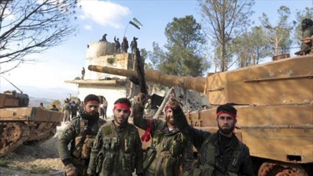 La toma 8Sirios y turcos, el domingo, tras ocupar el cerro Bursayah, que separa el enclave de Afrin.-/ AP