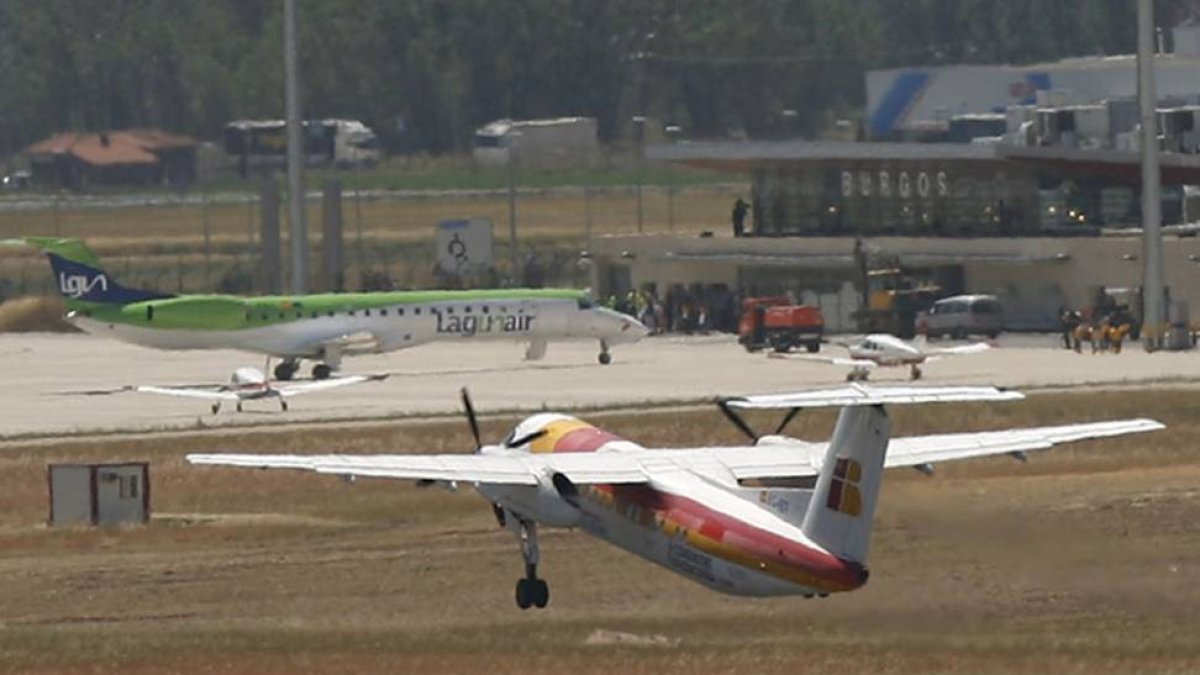 En los primeros meses operaron dos compañías desde Villafría: Air Nostrum y Lagun Air.-ISRAEL L. MURILLO