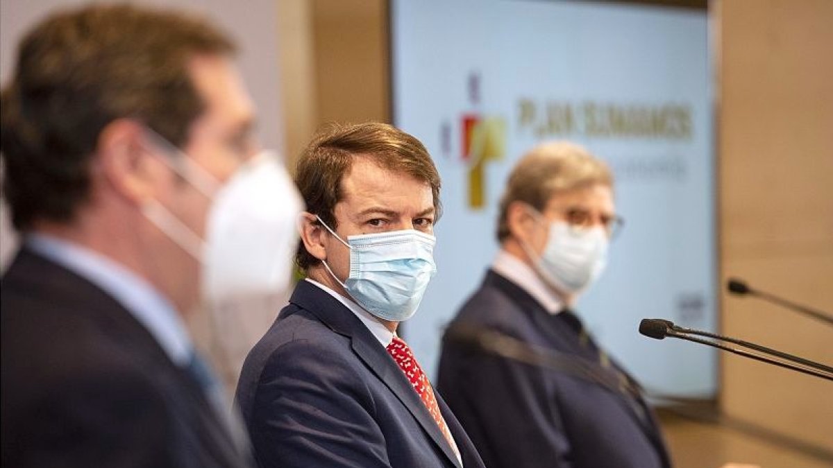 Mañueco, ayer durante la comparecencia junto a Aparicio y Garamendi. ISRAEL L. MURILLO