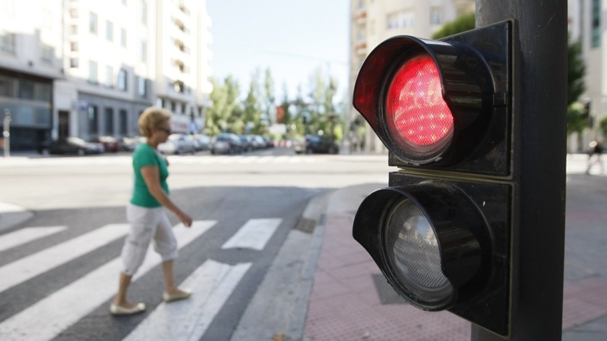Andando Burgos plantea sustituir semáforos en cruces por puntos de «preferencia peatonal». RAÚL G. OCHOA