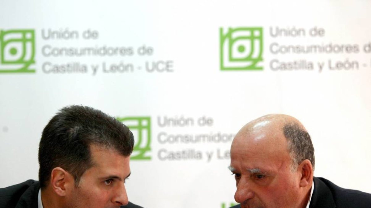 El candidato a la Presidencia de la Junta, Luis Tudanca, se reúne con la Unión de Consumidores de Castilla y León. En la imagen, conversa con el presidente, Prudencio Prieto-Ical